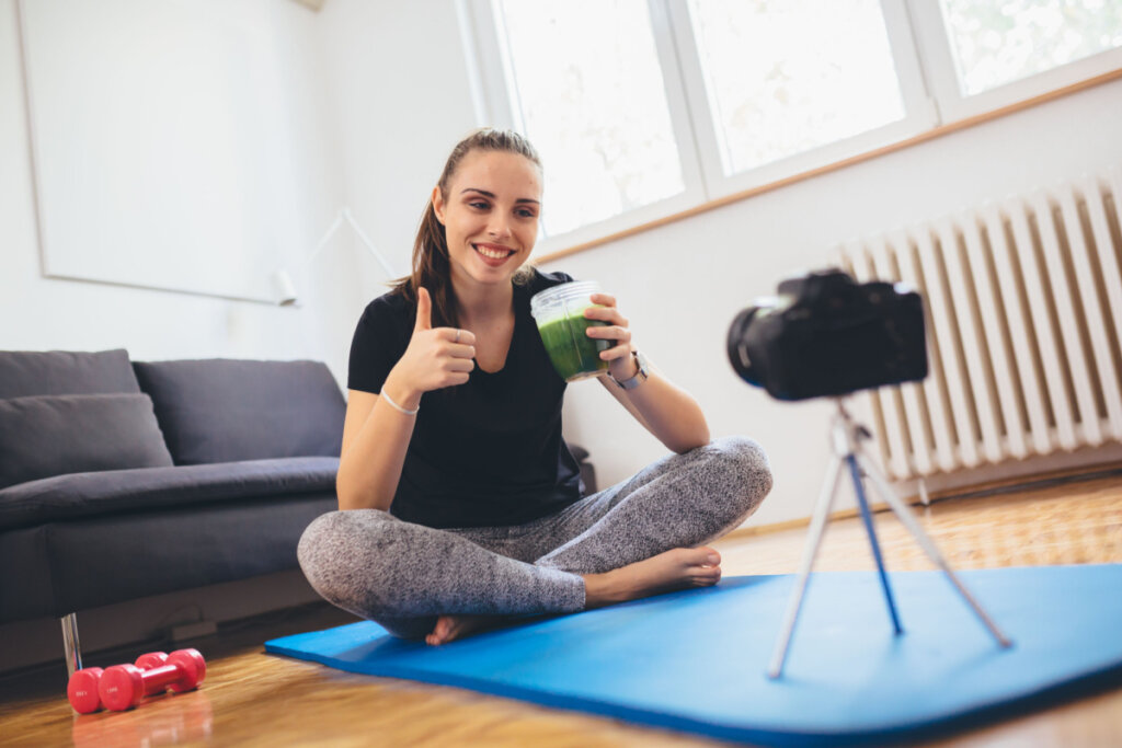 Mujer grabando un vídeo de alimentación