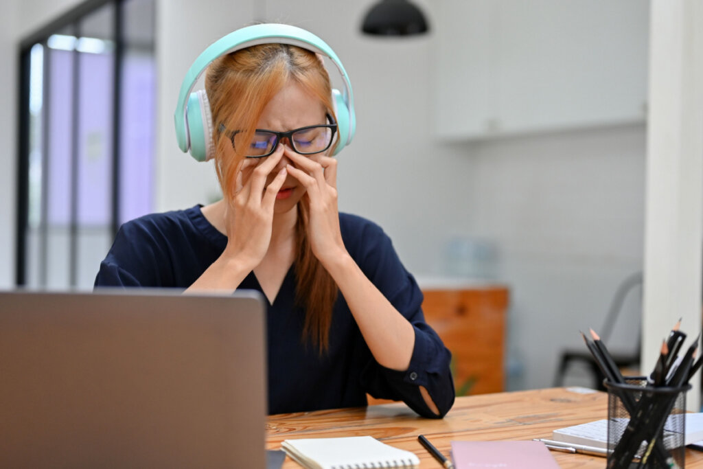 Mulher chorando ouvindo música no escritório