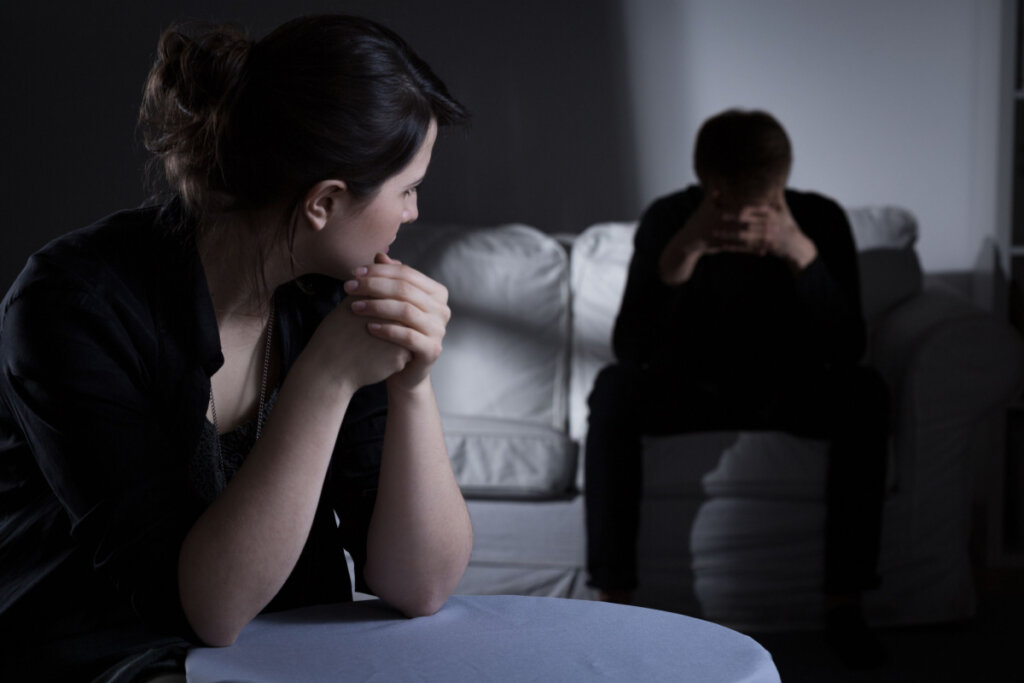 Kvinne ser på vennen sin i sofaen