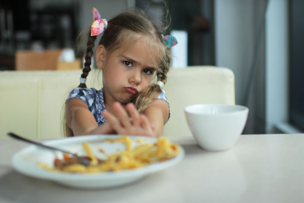 fille refusant de manger