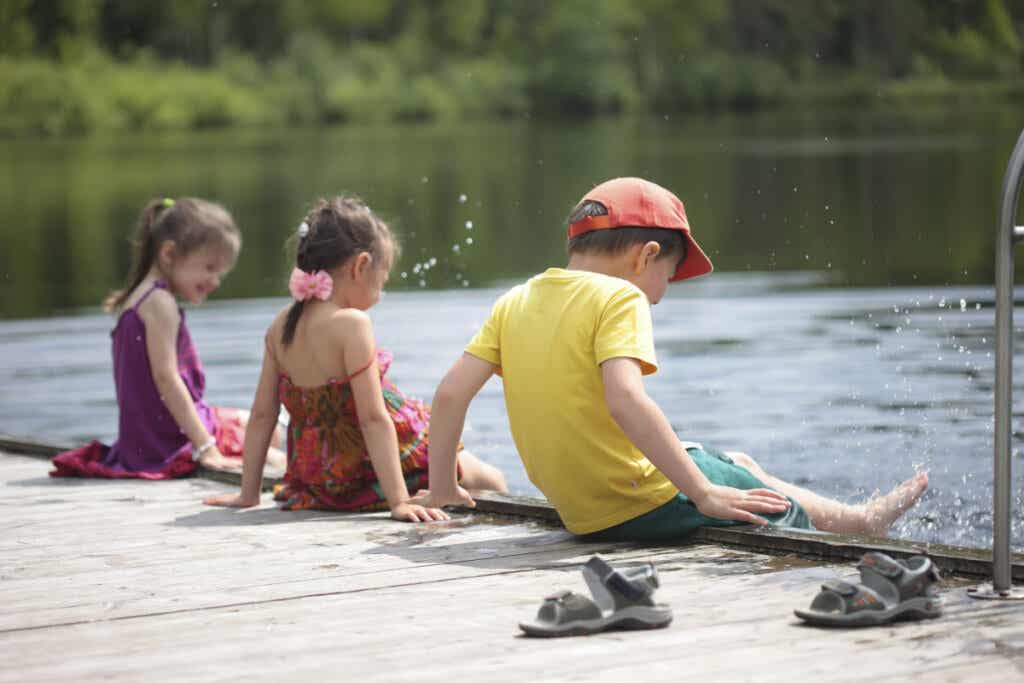 Niños jugando en un lago