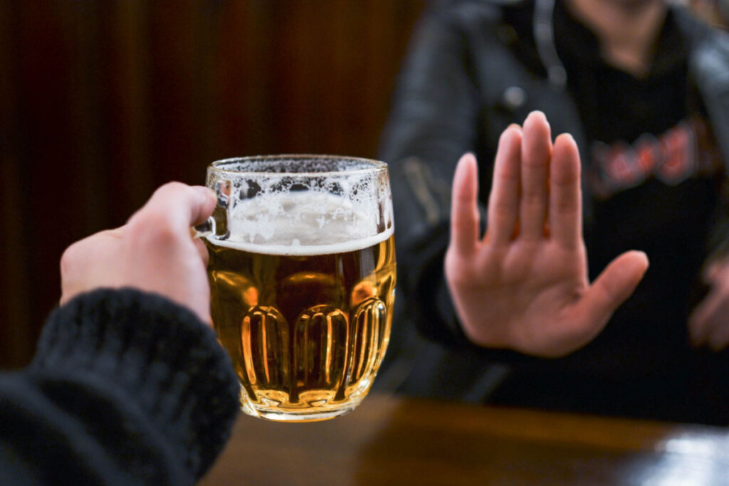Personne qui dit non à l'alcool