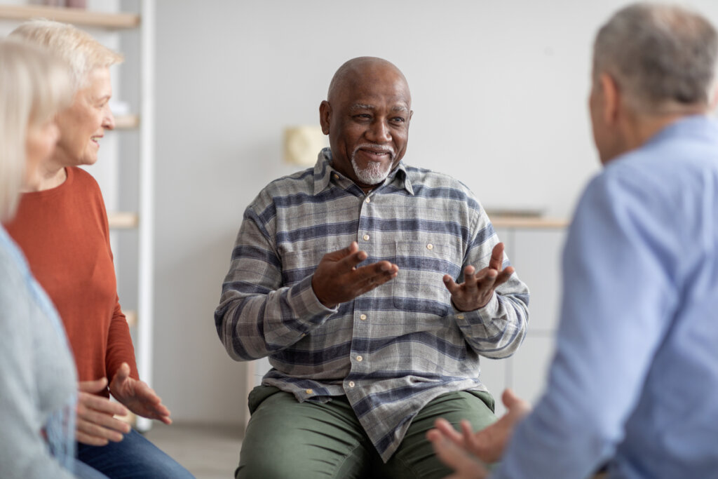 Personas haciendo terapia grupal