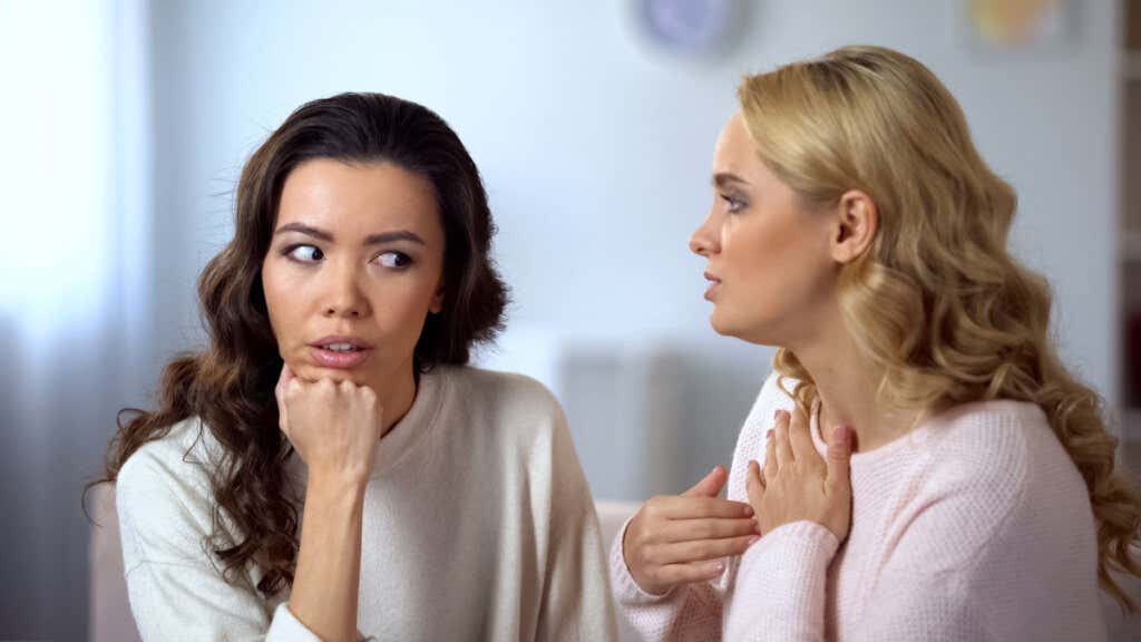Zwei Freundinnen debattieren über empathische Kommunikation