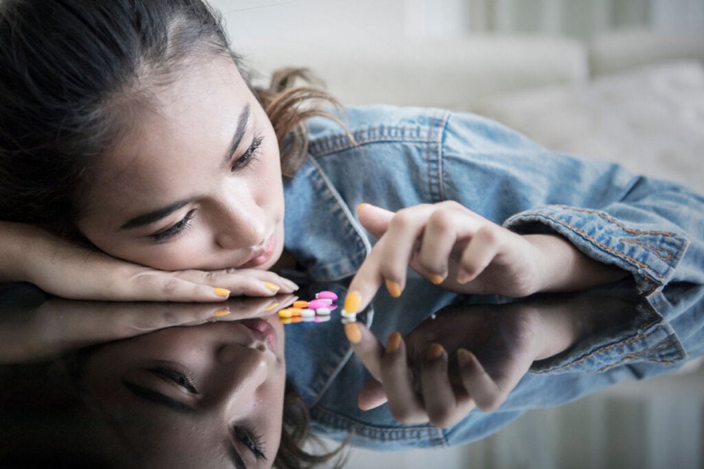 Chica adolescente con pastillas