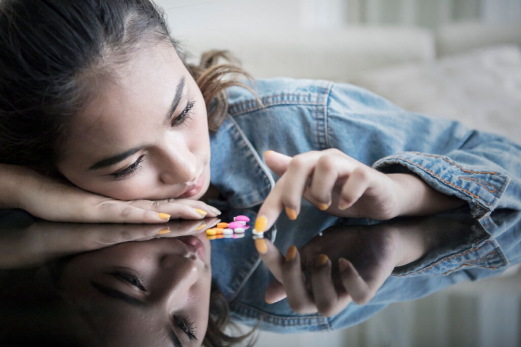 adolescente avec des pilules