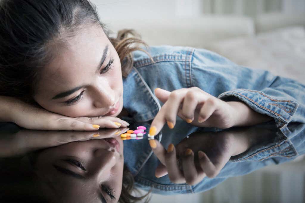 Tonårig flicka med piller