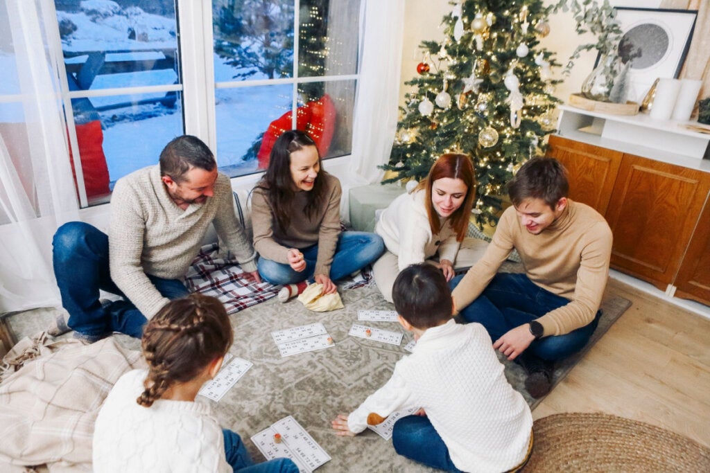 Familia jugando a un juego de Navidad