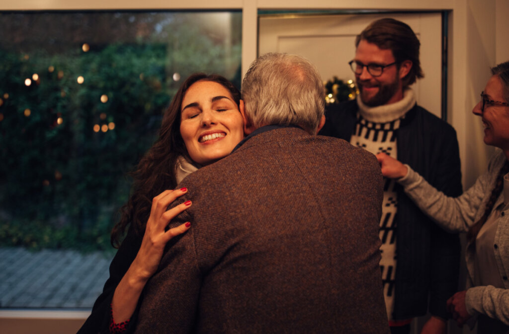 Hija mayor abrazando a su padre