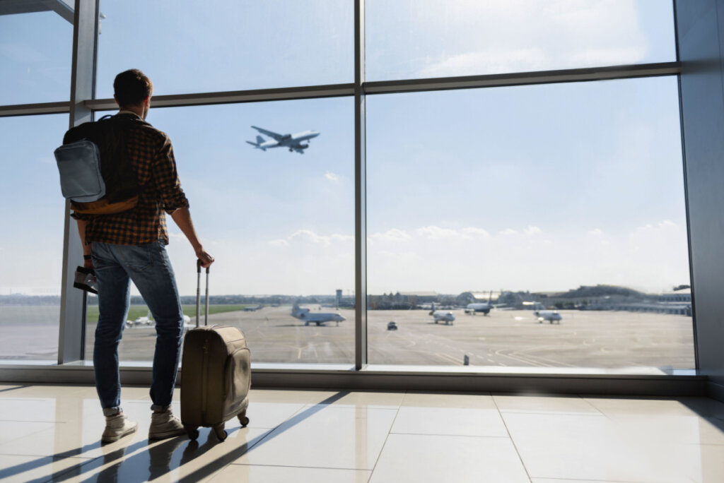 Homme avec un sac à dos à l'aéroport