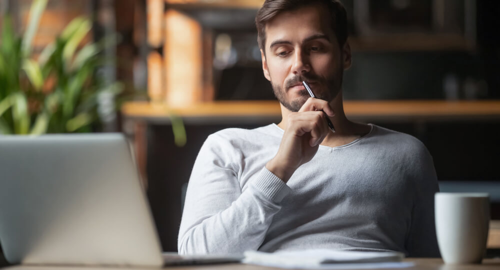 Hombre pensando en la inteligencia emocional y el pensamiento crítico
