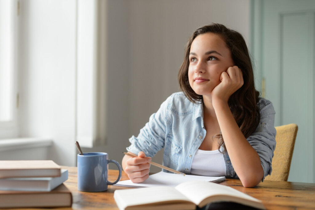 Jeune homme pensant quoi faire quand vous doutez de vous-même