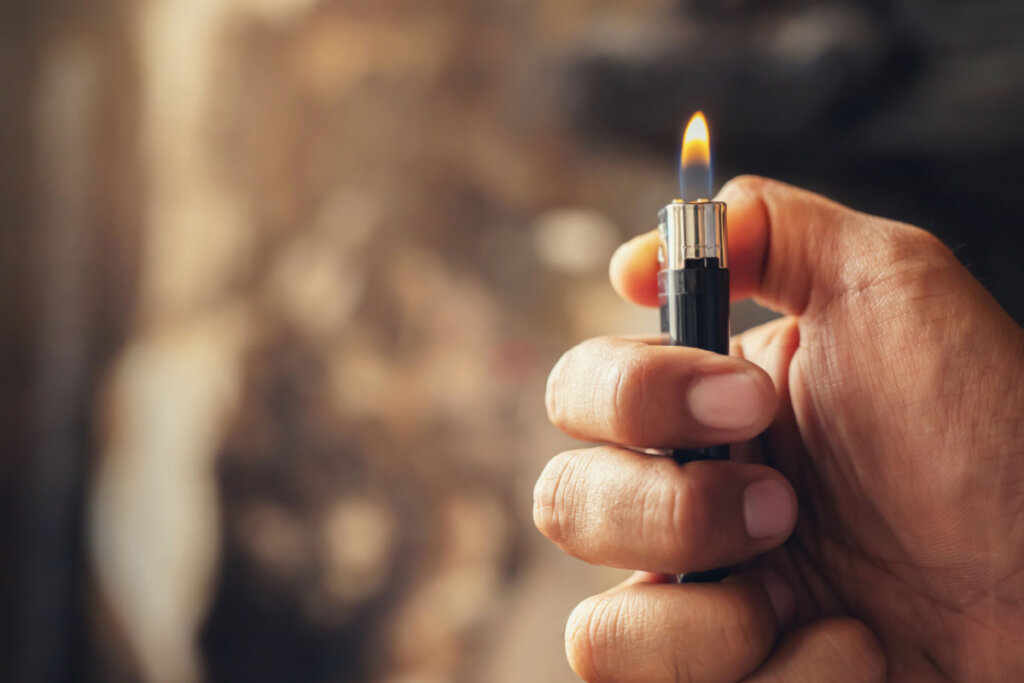 main avec un briquet