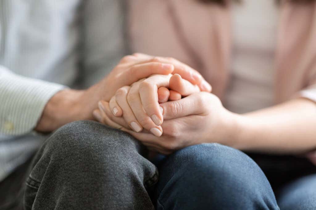 mãos juntas para simbolizar que somos "programados" para amar
