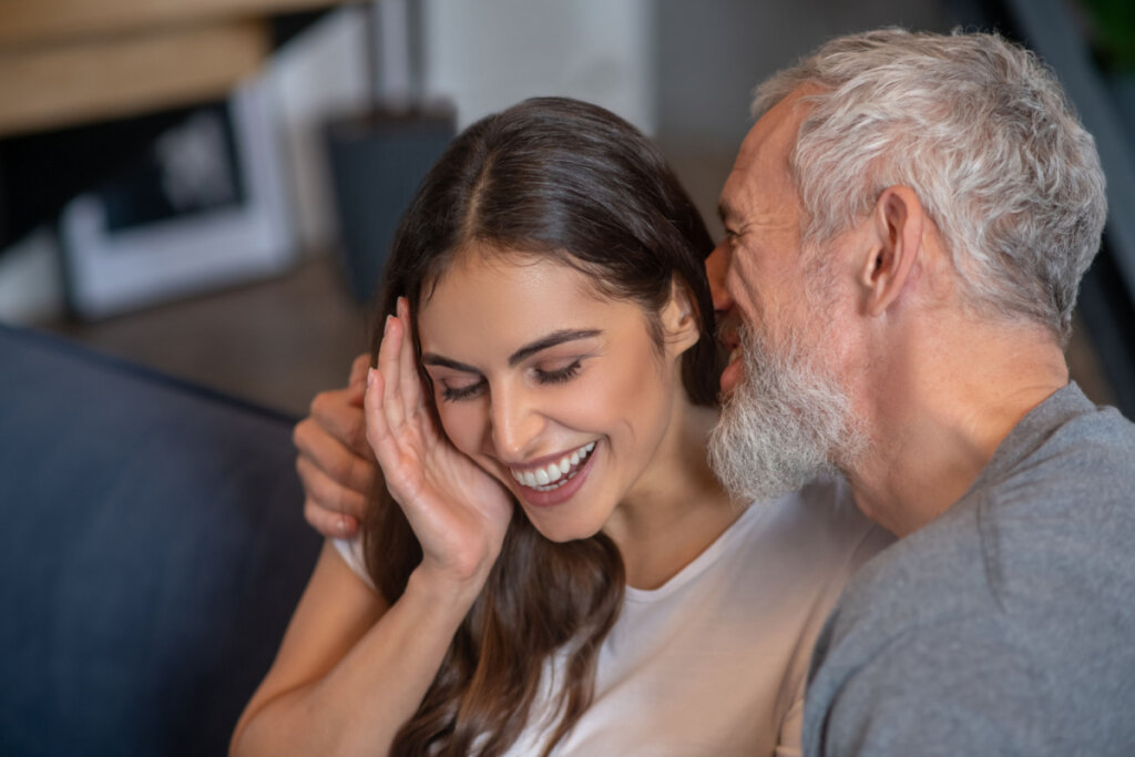 Jeune femme avec un homme plus âgé