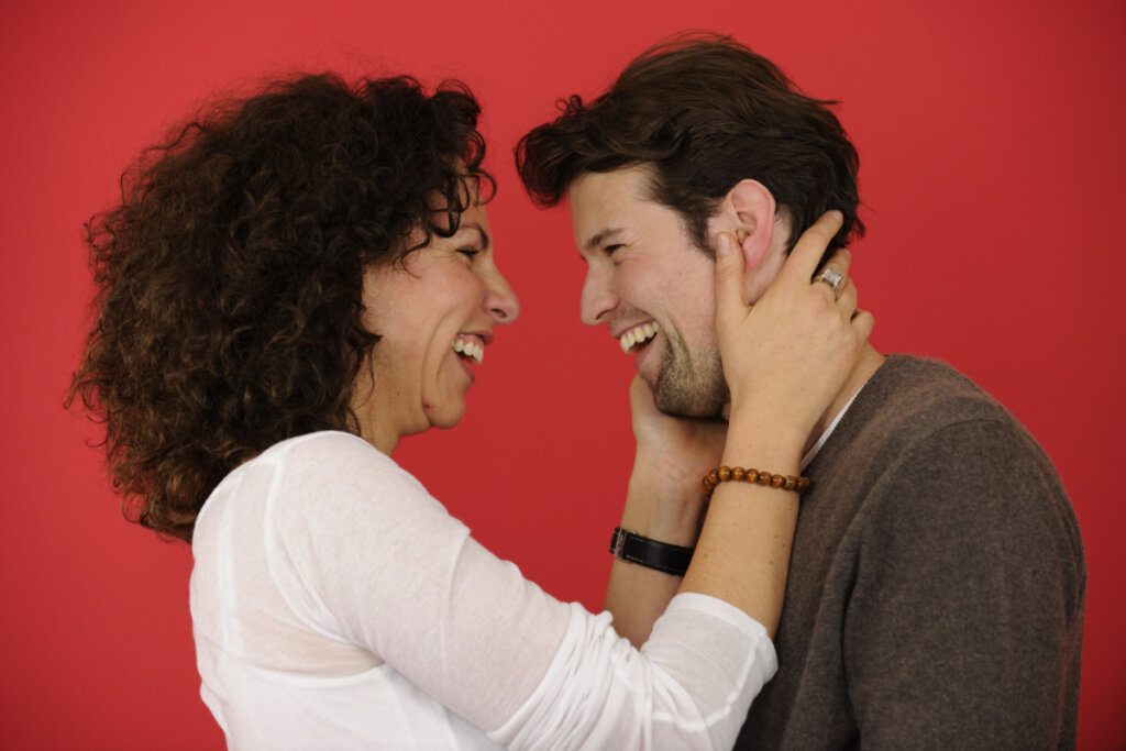 Femme plus âgée avec un jeune homme