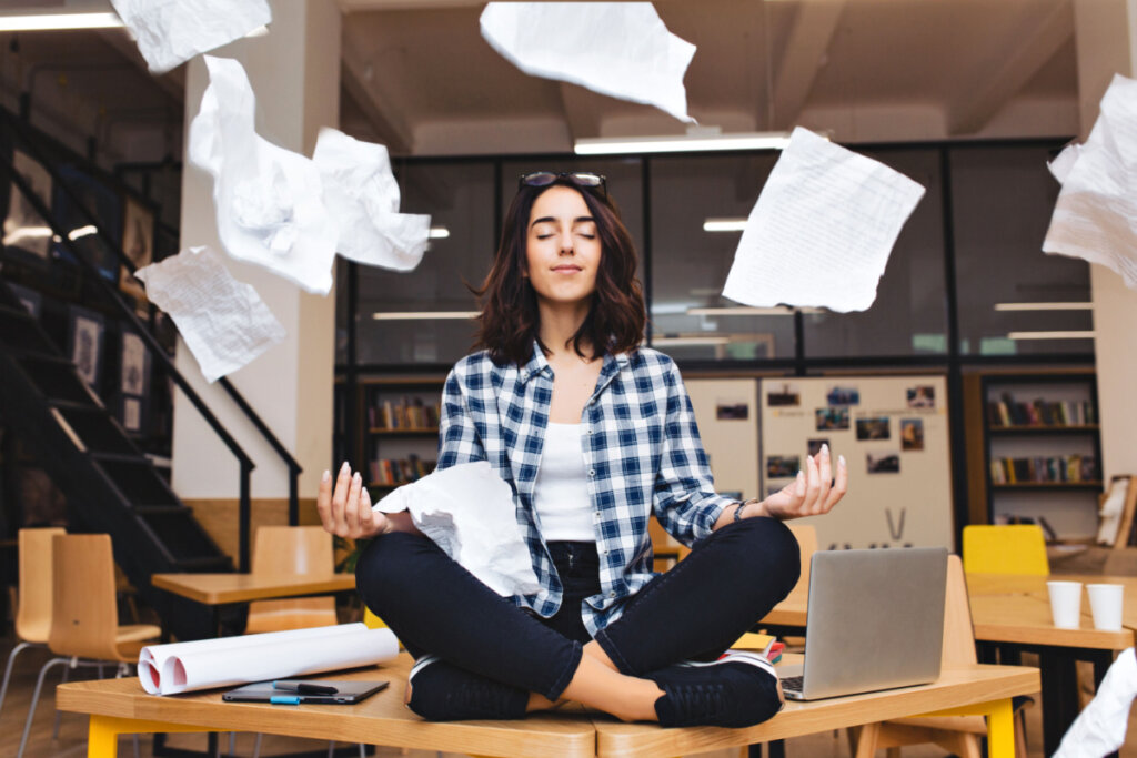 Mujer meditando en el trabajo