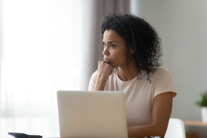 ¿Qué es el efecto lock-in y por qué influye en la toma de decisiones?