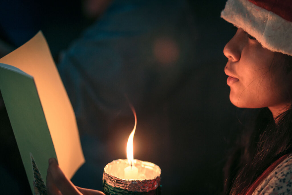 Kind singt Weihnachtslied