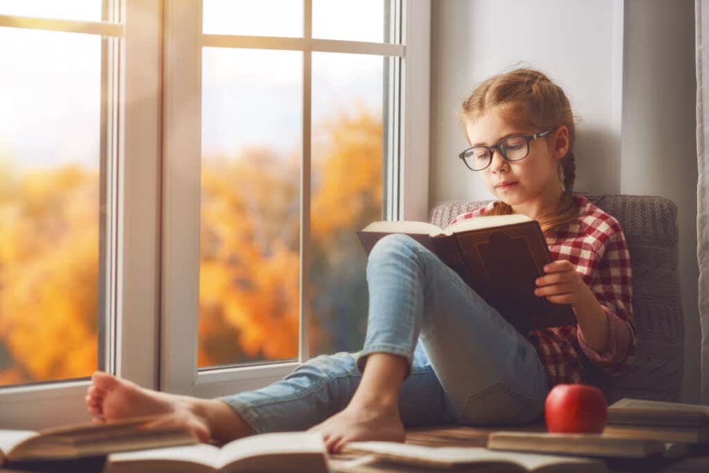 Flicka som läser en bok
