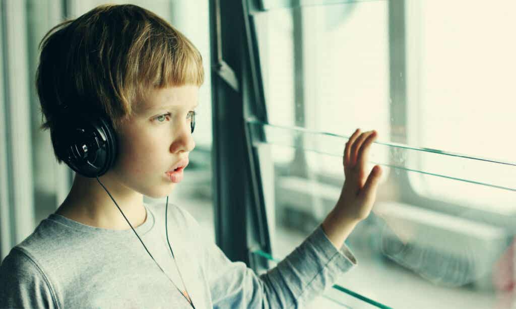 Niño con autismo con auriculares