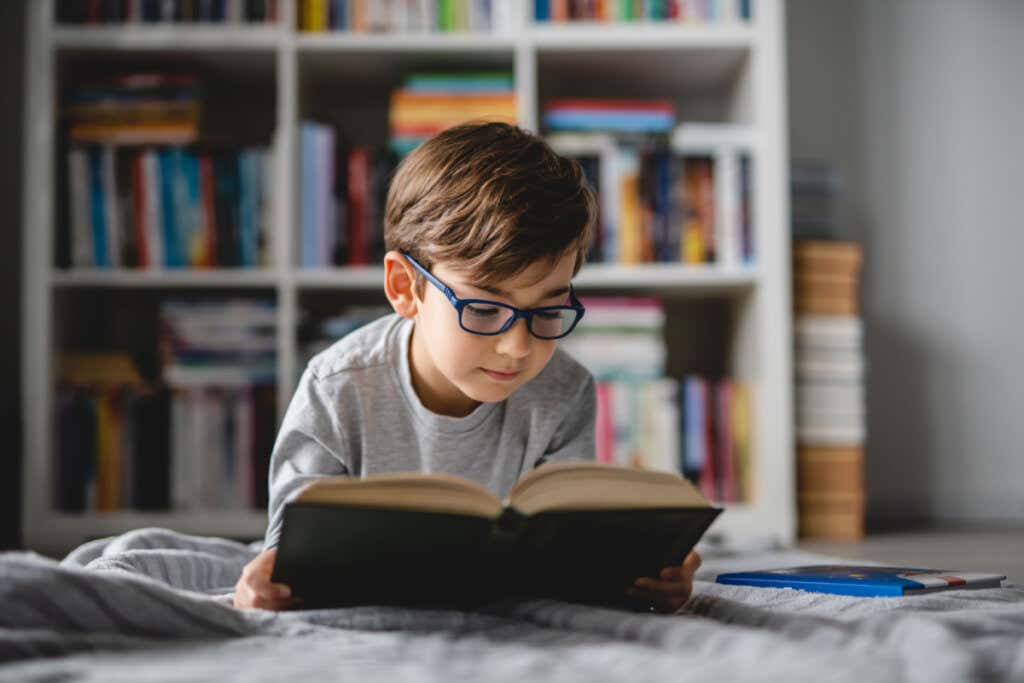 gutt leser en bok