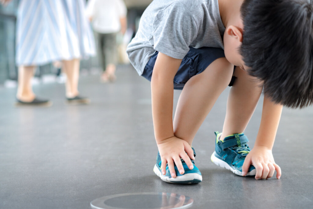 garçon touchant ses pieds