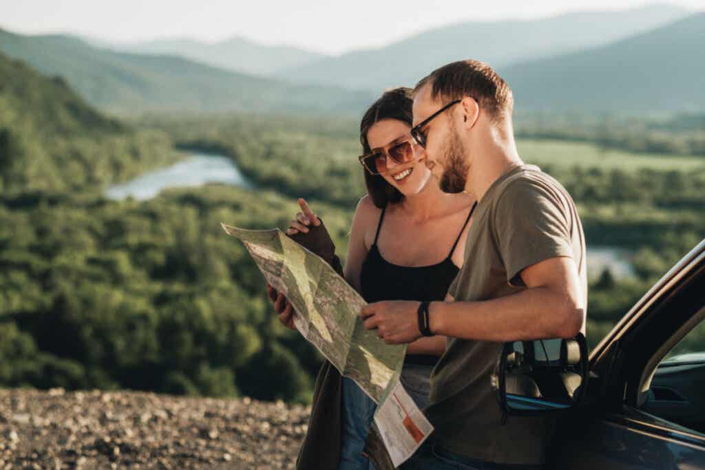 Paar mit Landkarte genießt das Reisen
