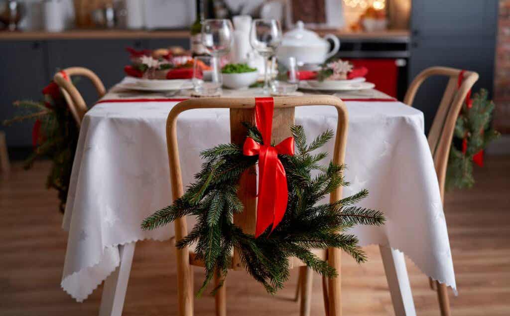 Weihnachtsblues durch weihnachtlich geschmückten Tisch 