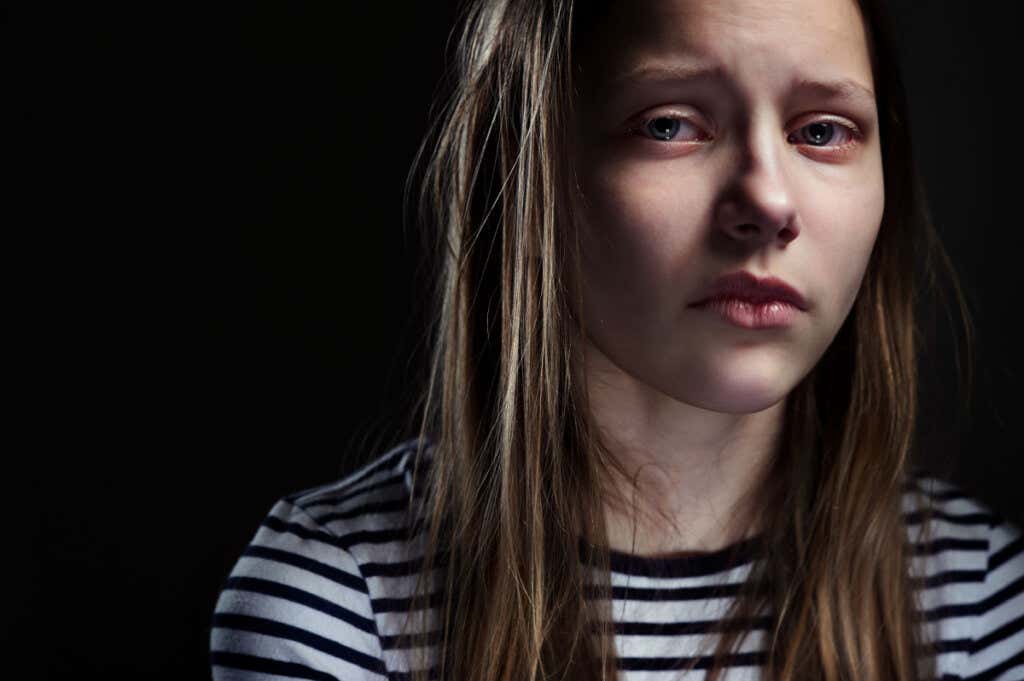 Cierpiąca nastolatka symbolizuje, jak pomóc komuś, kto jest samookaleczający