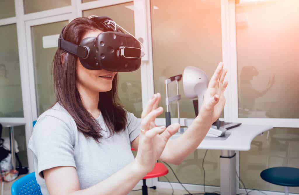 Chica haciendo terapia de realidad virtual