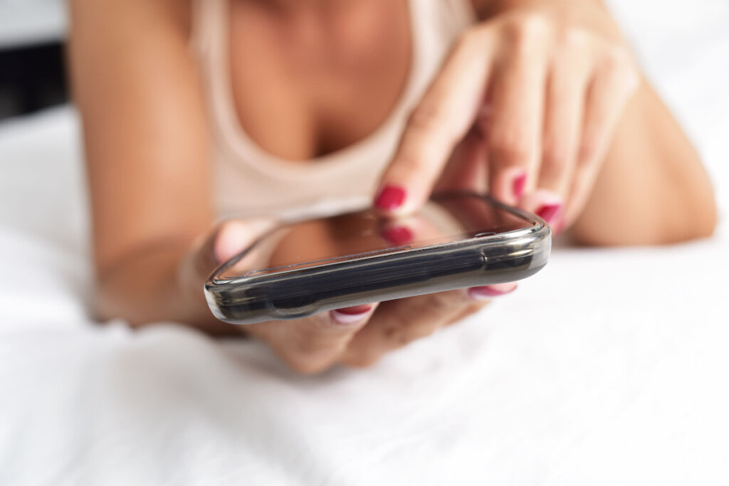 personne victime d'usurpation d'identité sur les réseaux sociaux