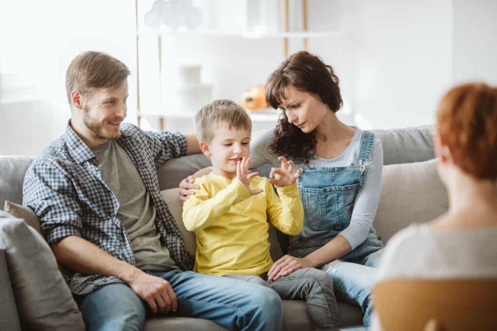 Familia con hijo pequeño en la psicóloga