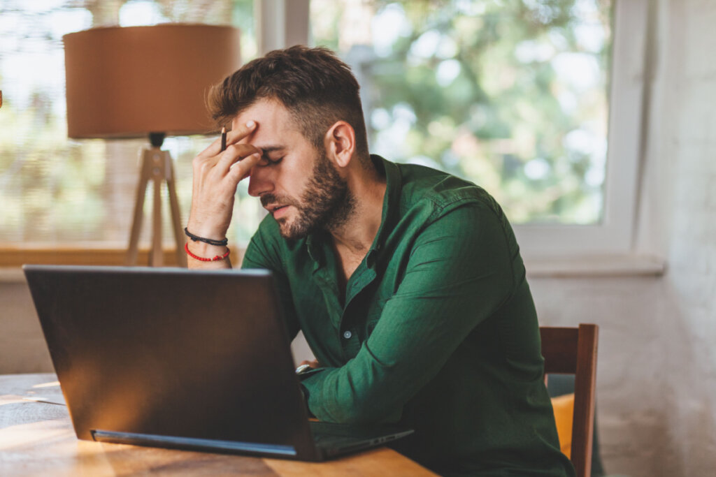 Homme stressé pensant quoi faire quand vous doutez de vous-même