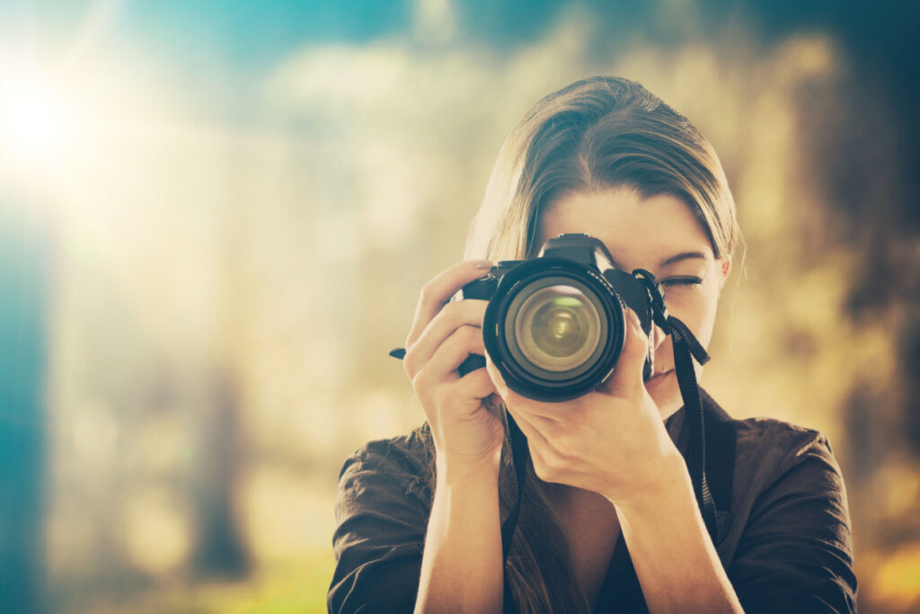Femme avec un appareil photo
