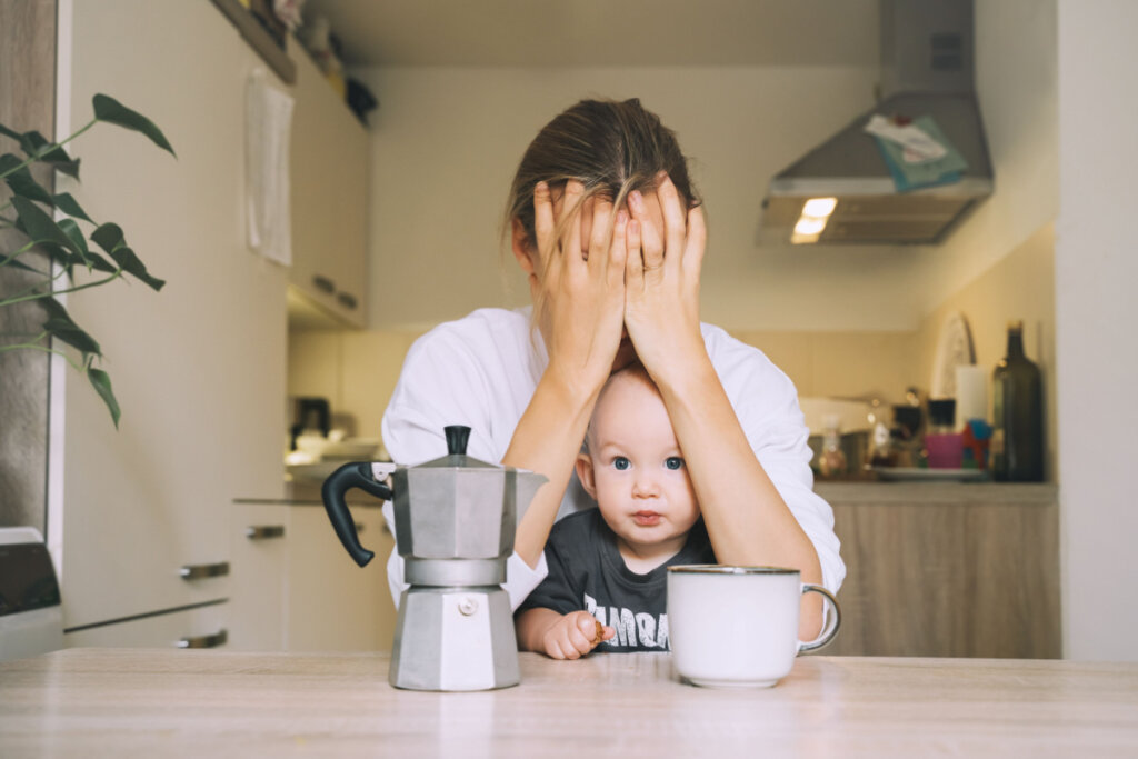 Mujer cansada con su hijo pequeño
