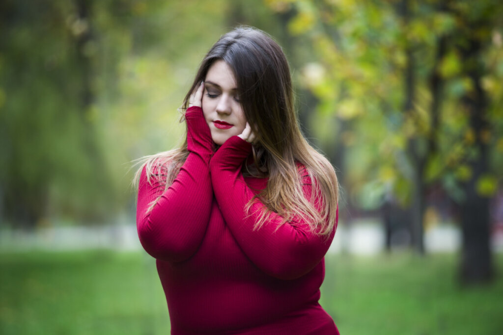 Vrouw met haar ogen dicht