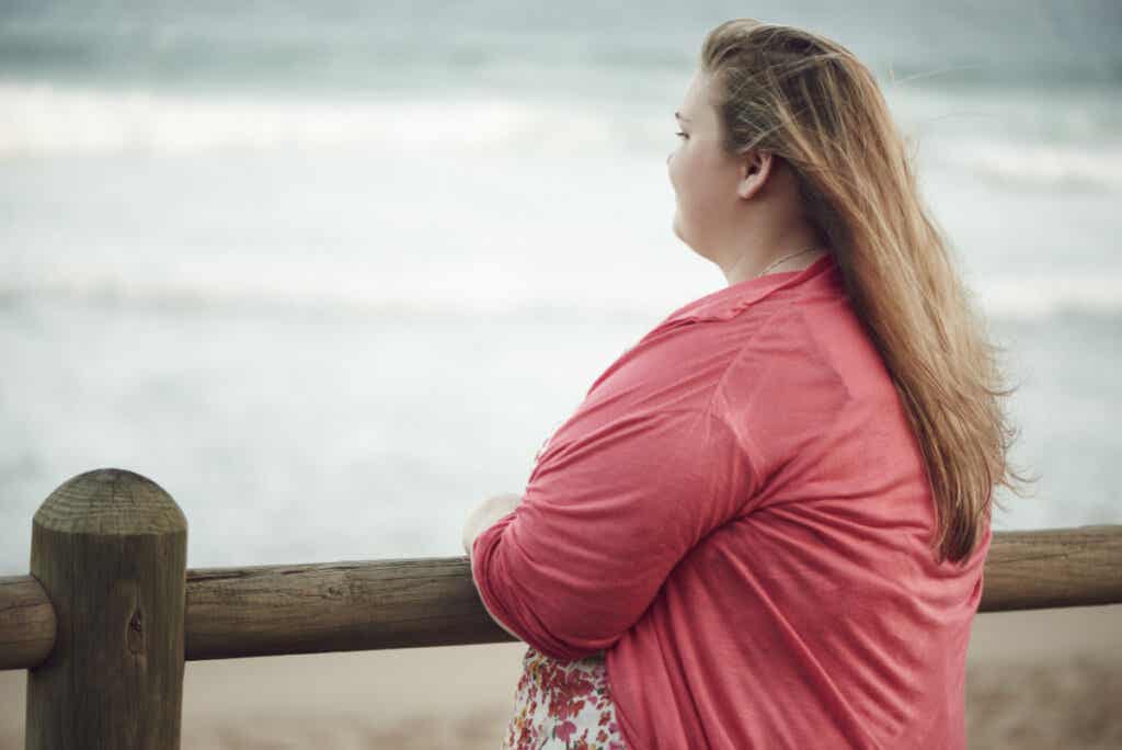 Mujer con sobrepeso en el mar