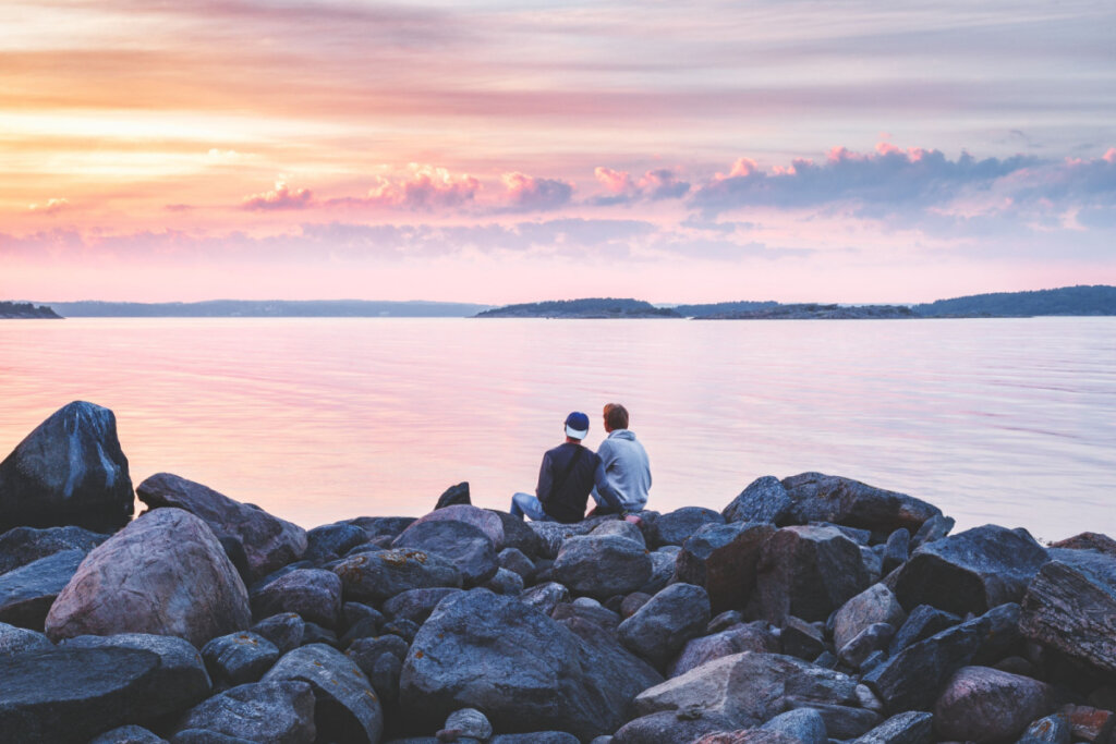Couple d'hommes regardant le coucher du soleil