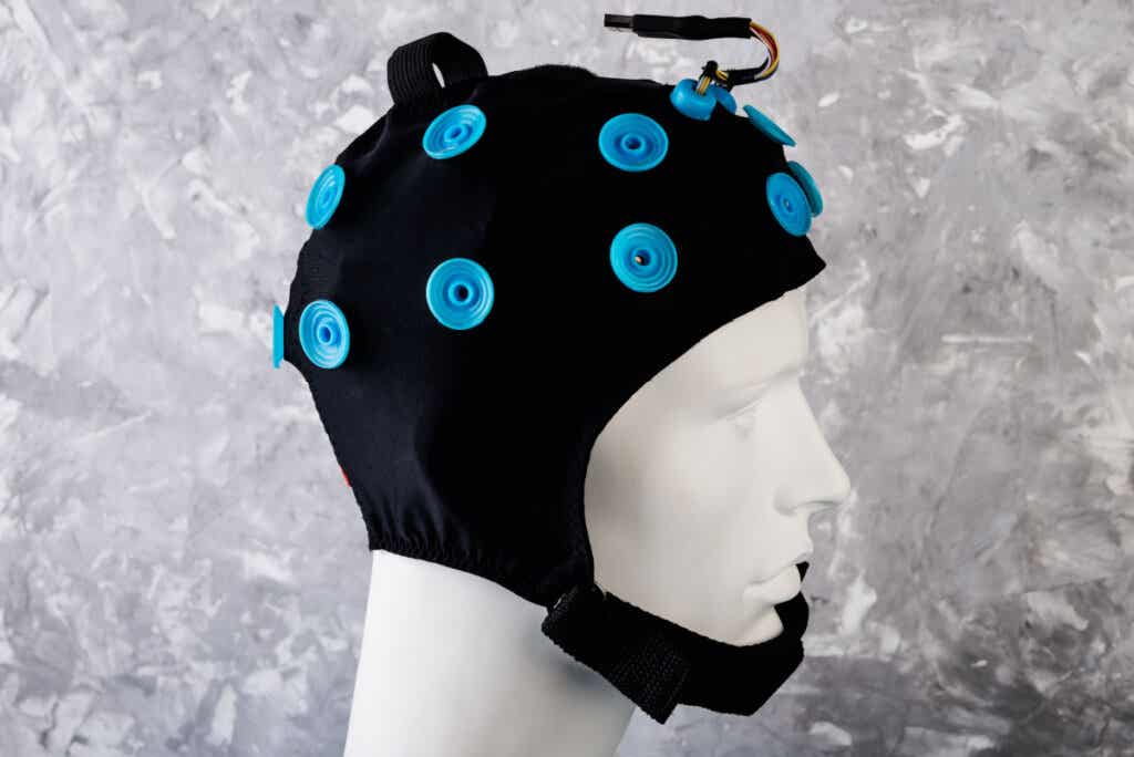 Helmet with neurofeedback