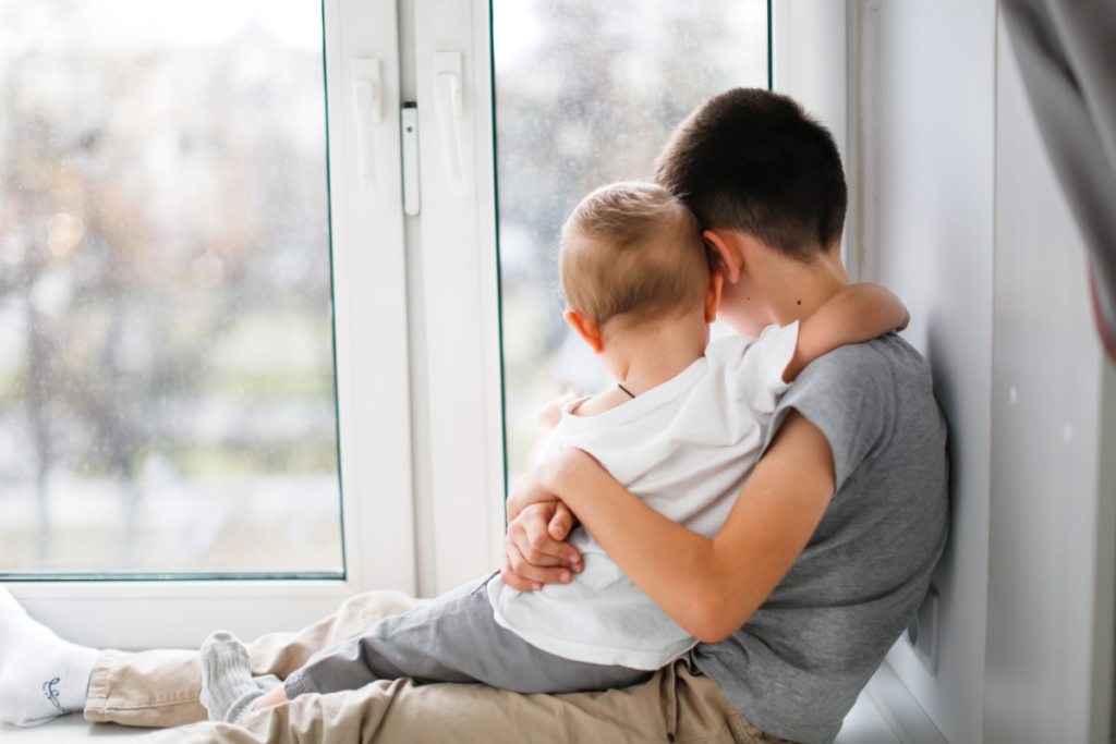 Grand frère prenant soin de petit frère