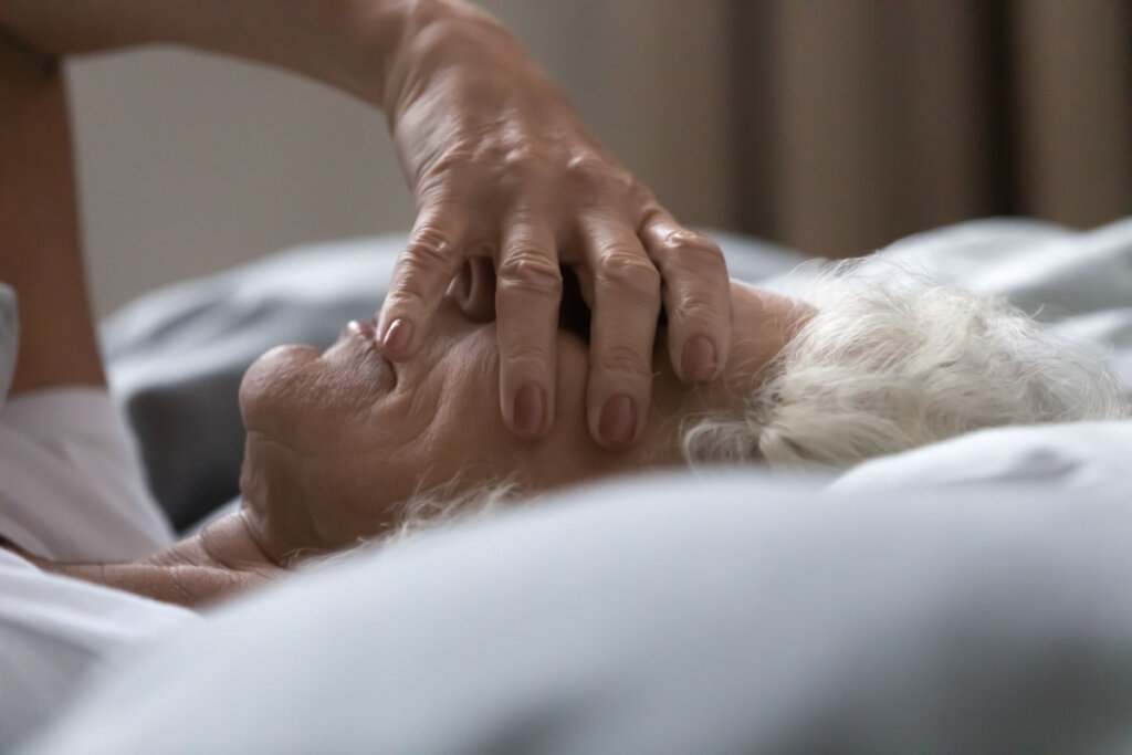 Femme âgée avec des problèmes de sommeil
