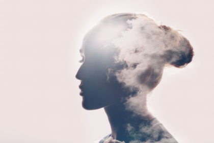 Según la ciencia, nos volvemos más introvertidos con la edad