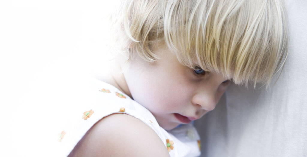 Fille avec honte à cause de la conscience de son corps