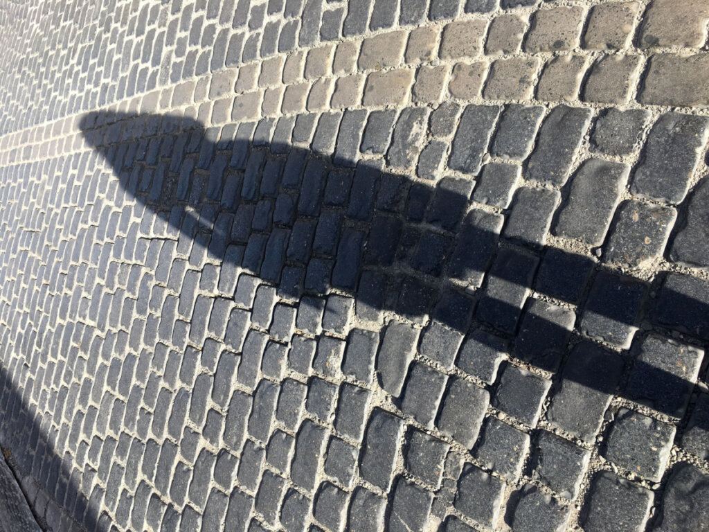 Skyggen av en kvinne på bakken