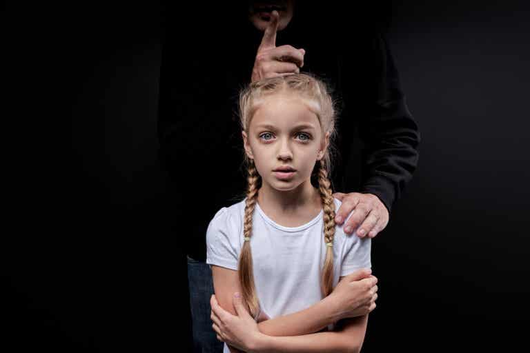 A los niños les cuesta mucho hablar sobre el abuso, ¿por qué?