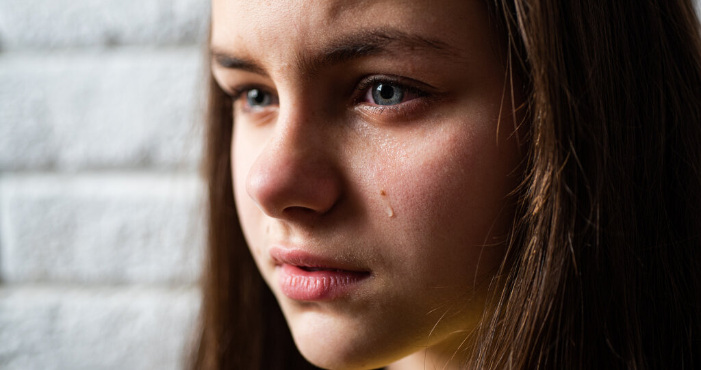 Chica adolescente sufriendo preguntándose cómo saber si tengo trastorno de identidad disociativo