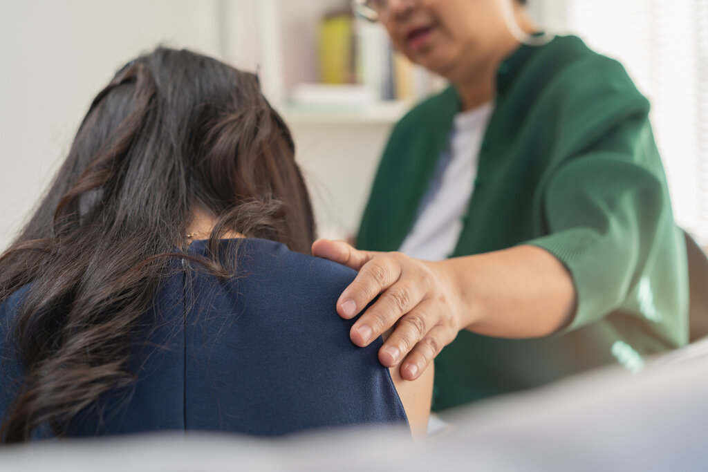 Kobieta w terapii psychologicznej zastanawia się, czy mam dysocjacyjne zaburzenie tożsamości