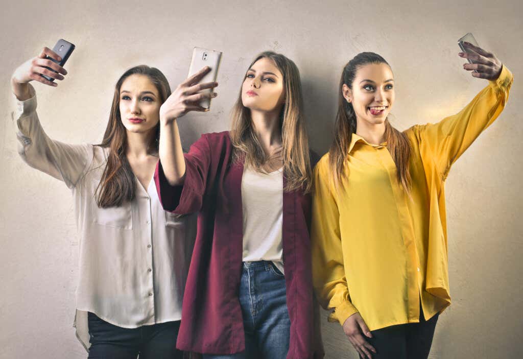 Tres adolescentes se toman selfies