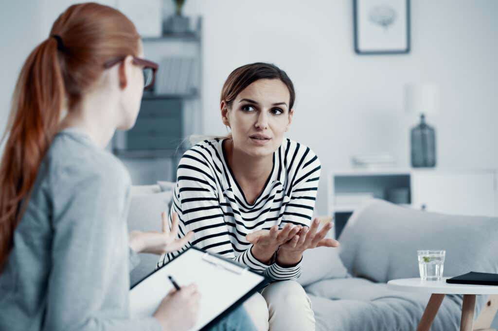 Donna in terapia che chiede informazioni sugli effetti della combinazione di antidepressivi e ansiolitici